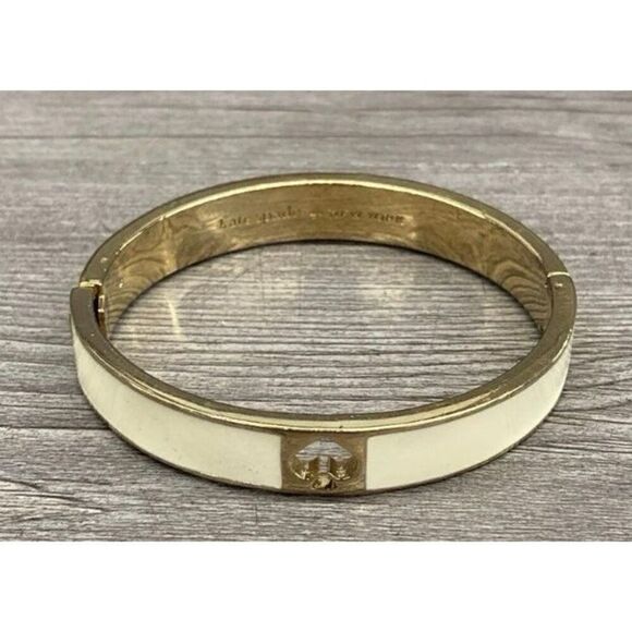 EUC Kate Spade Cream Enamel Spade Punch Hinged Bangle Bracelet Gold-Tone size 7 - Picture 1 of 6